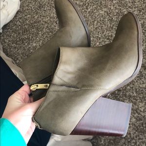 Tommy Hilfiger brown / tan booties 9 1/2